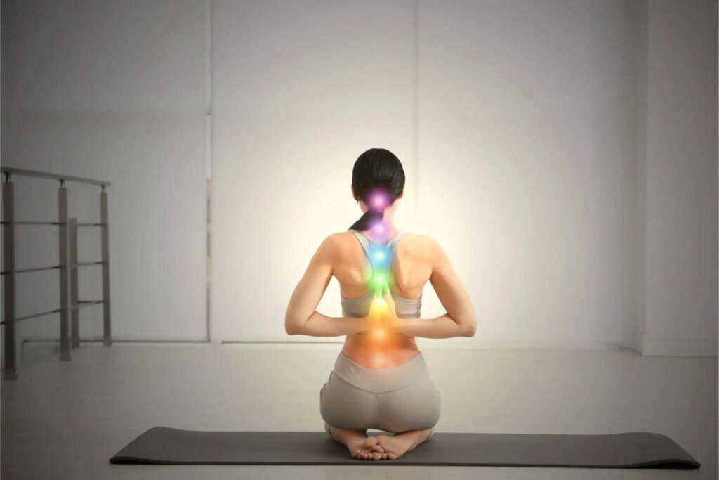 Découvrez comment l'énergie se déplace à travers les chakras Découvrez comment l'énergie se déplace à travers les chakras