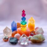 Une présentation harmonieuse de cristaux de guérison vibrants, chacun symbolisant un chakra différent, disposés avec élégance sur un fond doux, ray...