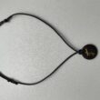 Collier de protection énergétique avec noeuds coulissants