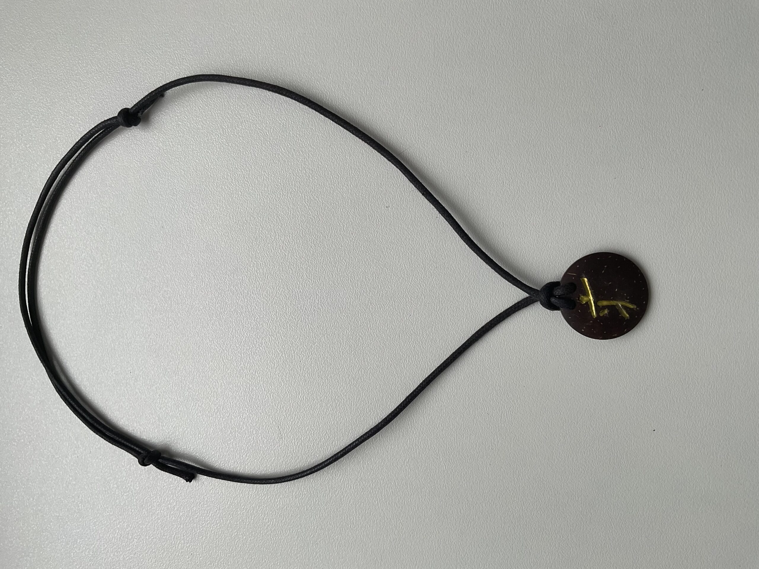 Collier de protection énergétique avec noeuds coulissants