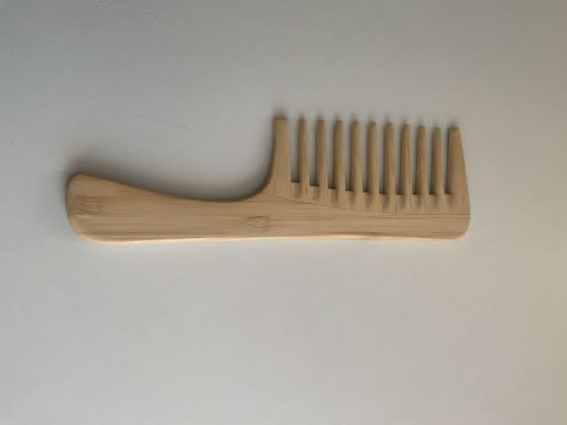 Les bienfaits du sel dans votre shampooing pour des cheveux en pleine santé Peigne énergétique cheveux épais ou frisés