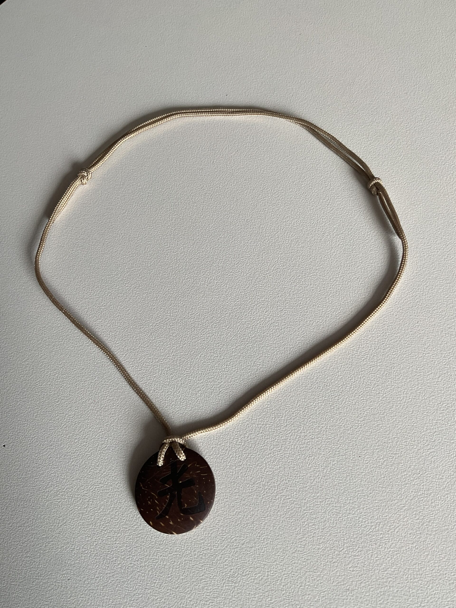 Collier de protection énergétique avec noeuds coulissants – Image 3