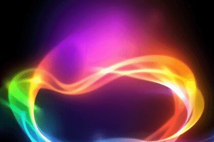 Des vagues de couleurs translucides et lumineuses rayonnent doucement sur un fond sombre, symbolisant la guérison énergétique et le bien-être holis...