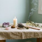Créer un autel énergétique minimaliste chez soi : guide pas à pas