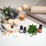 Une scène sereine avec des herbes, des fleurs, des huiles essentielles, des bougies et un tapis de yoga symbolisant les soins holistiques pour le s...